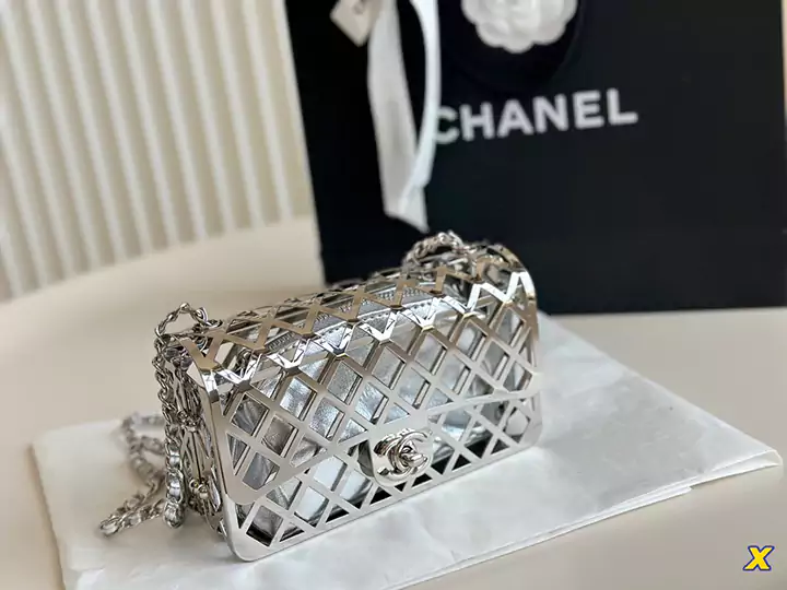 Chanel ショルダーバッグ シルバー 透かし彫り金属 高品質 シャネルクロスボディ コンパクト レデイース 人気 コレクションおしゃれ